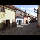 Das Goldene Gässchen in der Prager Burg mit dem Haus Nr. 22 in den zeitweise Franz Kafka lebte und arbeitete